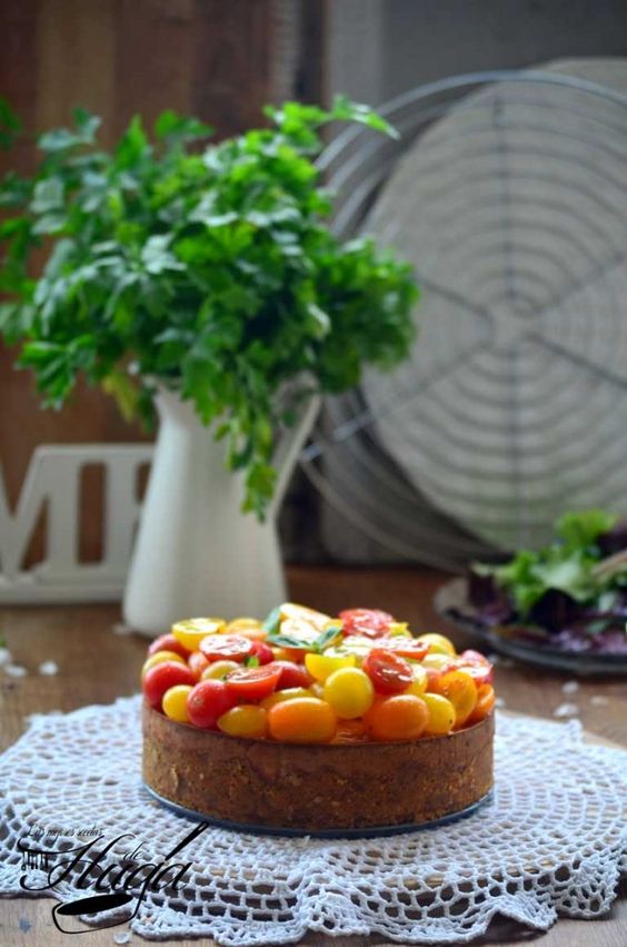 Cheesecake salado con tomates fondo