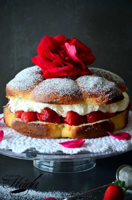 Tarta brioche con fresas y chantilly