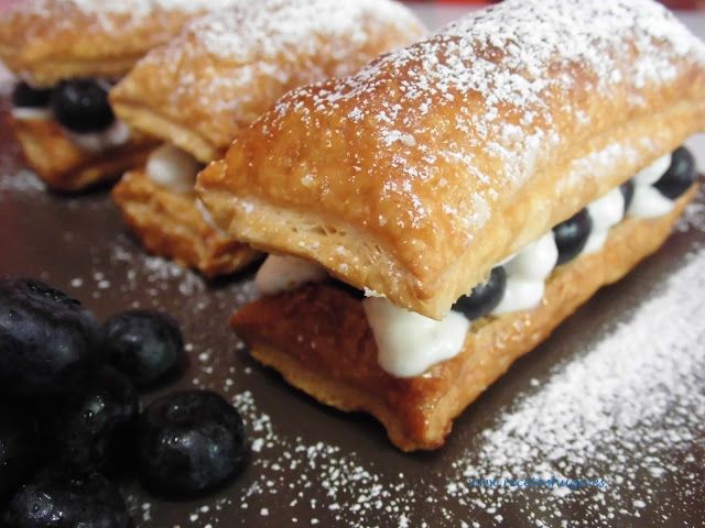 Milhojas de arándanos y crema chantilly