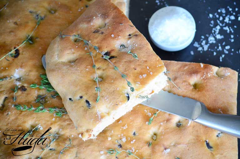 Focaccia con tomate y aceitunas