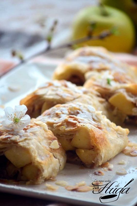 Apfelstrudel o Apple strudel coratdo