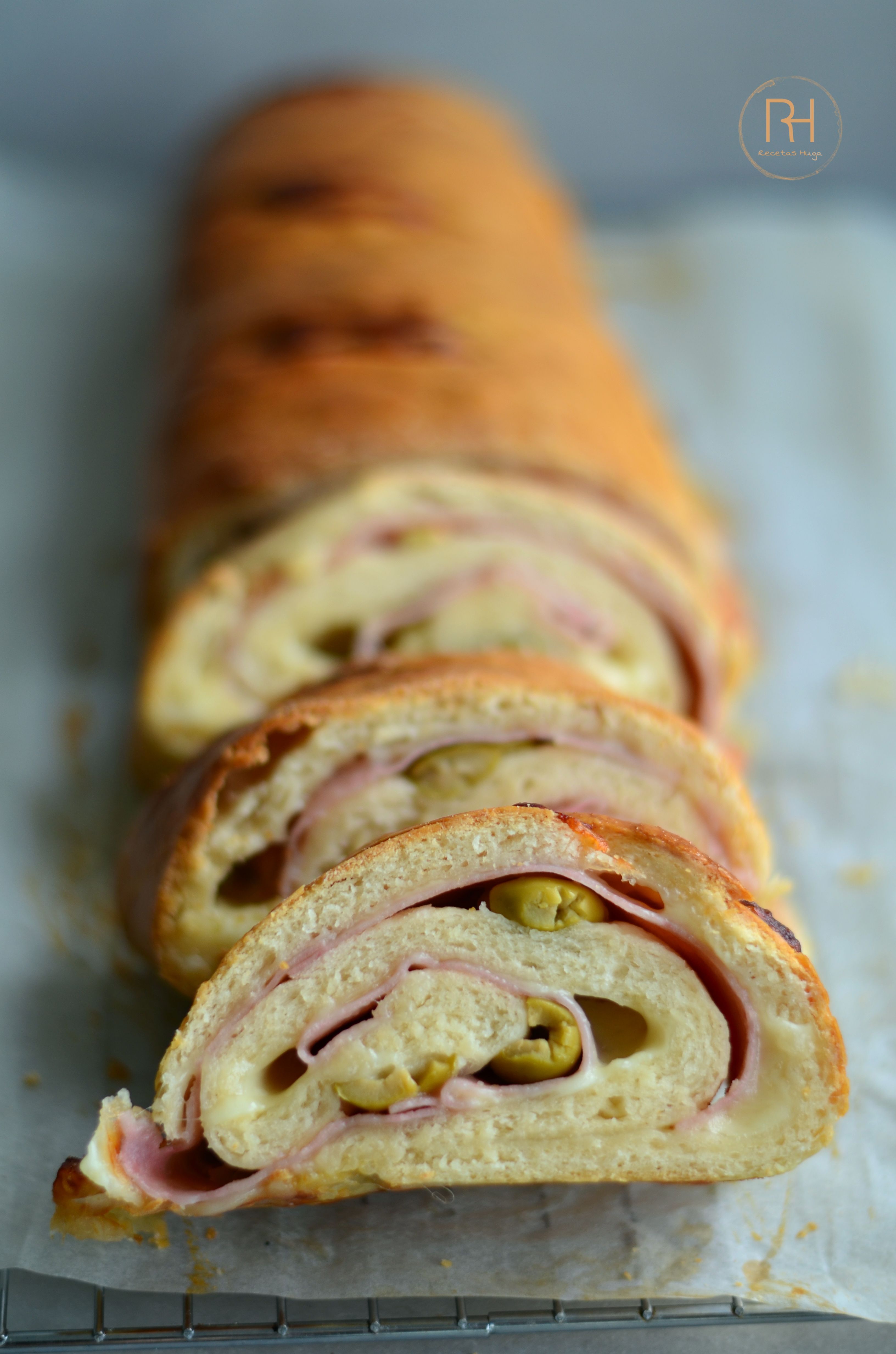 Pan de jamón venezolano cortado